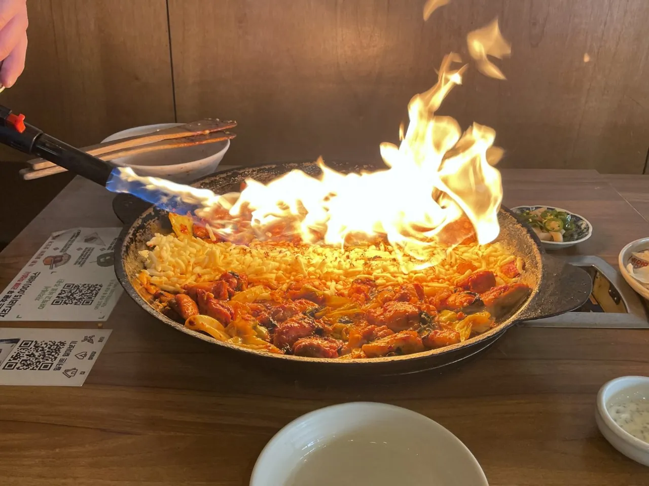 강남 닭갈비 맛집 류몽민에서 철판 위 닭갈비를 토치 불로 마무리하는 모습