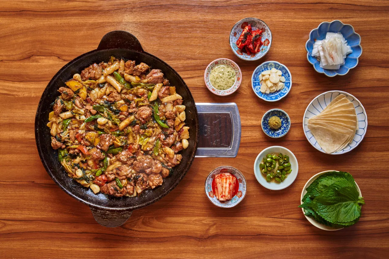 류몽민 갈릭 직화 닭갈비 한 상과 깻잎, 반찬 구성